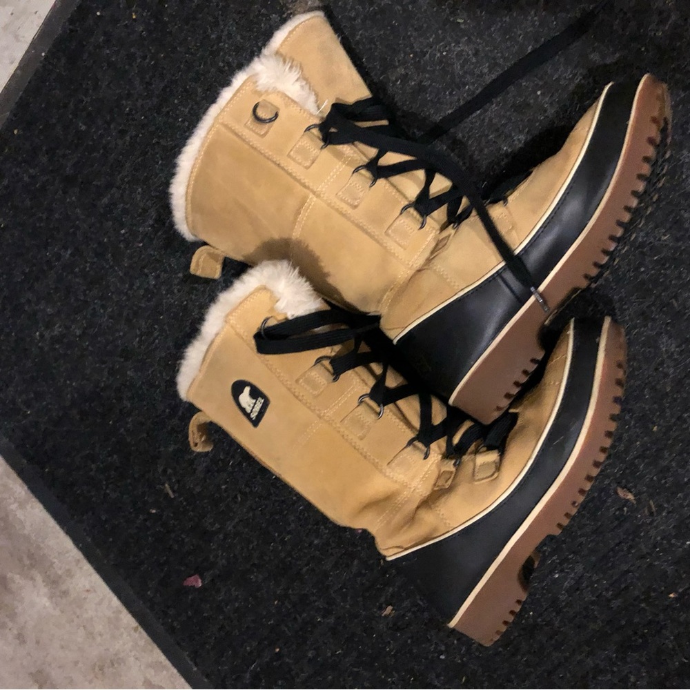 Women’s Sorels - hardly worn.